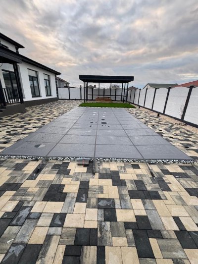 Композитный бассейн с защитным покрытием во дворе дома с беседкой и газоном